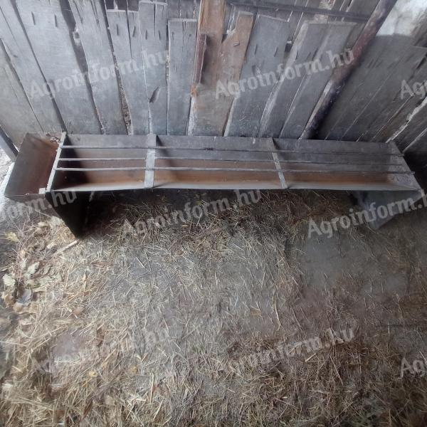 Rácsos, medencés önitató (222 cm x 37 cm) Kiskunfélegyházán