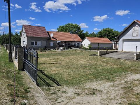 Raktár /szerviz/ parkoló/ állat- és növénytermesztésre alkalmas telep eladó Felső-Nyáregyházán