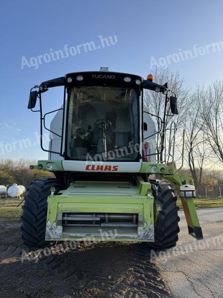 Claas Tucano 440 kombájn eladó gabonavágó asztallal, szállító kocsival