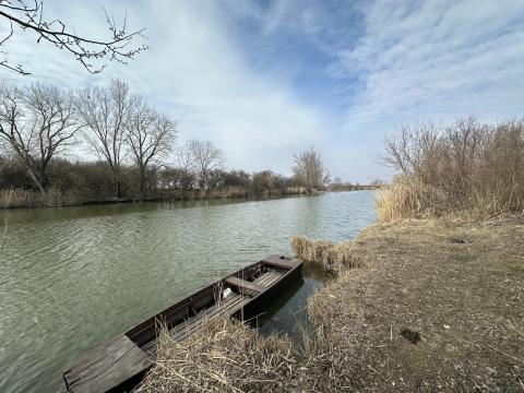 Vízparti telek eladó a Peresi-holtágon