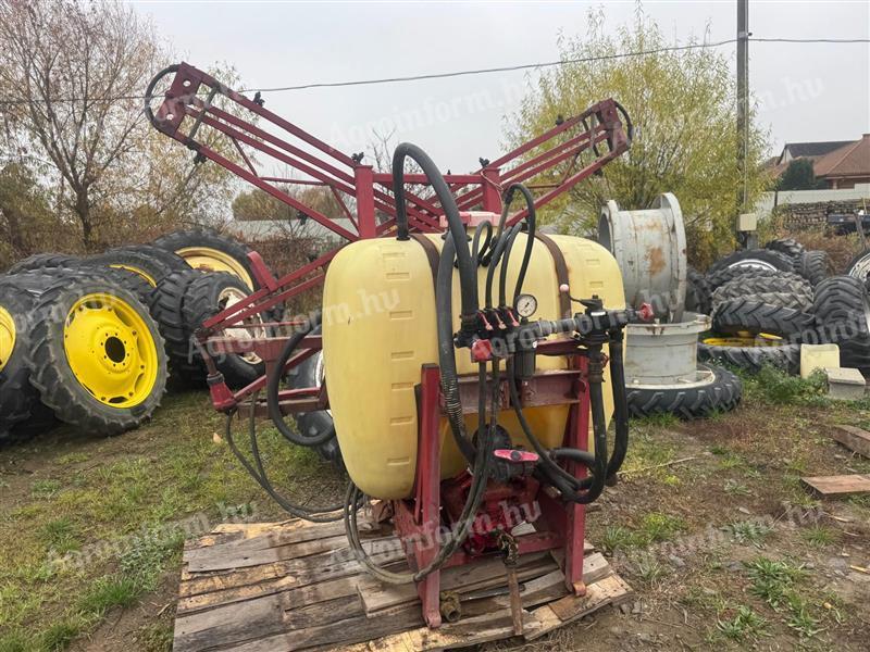 HARDI 600 LITERES FÜGGESZTETT PERMETEZŐ,  12 MÉTERES SZÓRÓKERETTEL