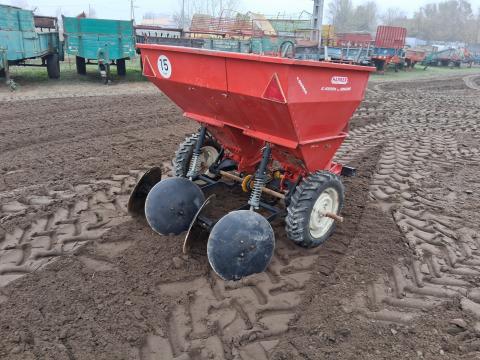 Kétsoros krumpli, burgonya, pityóka vetőgép, ültetőgép töltőtárcsás sorral Kétsoros krumpli, burgonya, pityóka vetőgép, ültetőgép töltőtárcsás sorral