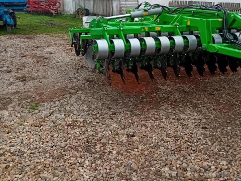 Eladó Bomet típusú 4 méteres tárcsa, új állapotban Eladó Bomet típusú 4 méteres tárcsa, új állapotban