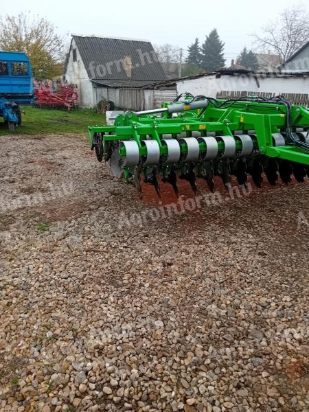 Eladó Bomet típusú 4 méteres tárcsa, új állapotban