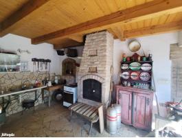 Saját önellátó birtok,  borászattal eladó