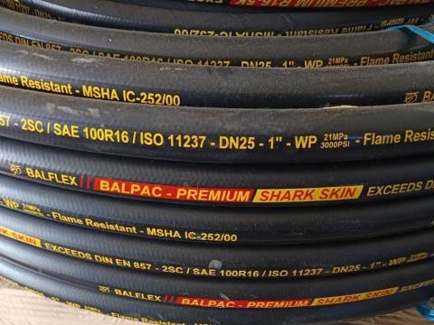 2SC Plus DN25=1" 210 bar kopásálló hidraulika tömlő (Balflex Smooth Shark Skin) – 118,5 méter 2SC Plus DN25=1" 210 bar kopásálló hidraulika tömlő (Balflex Smooth Shark Skin) – 118,5 méter