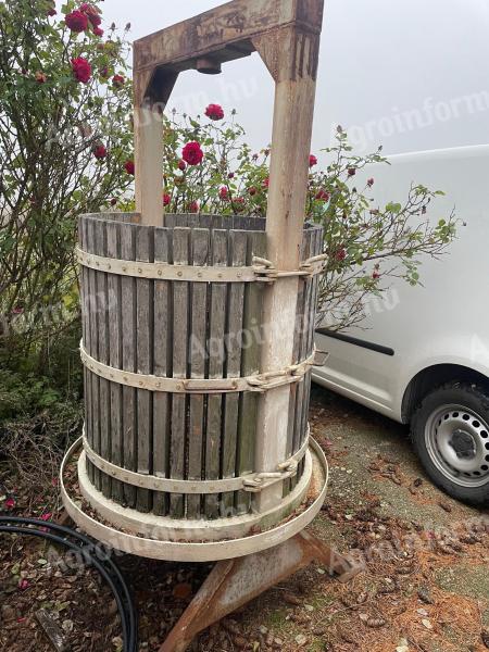 400 L-es tölgyfa kosaras hagyományos szőlőprés eladó