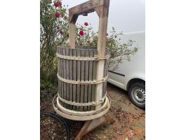 400 L-es tölgyfa kosaras hagyományos szőlőprés eladó