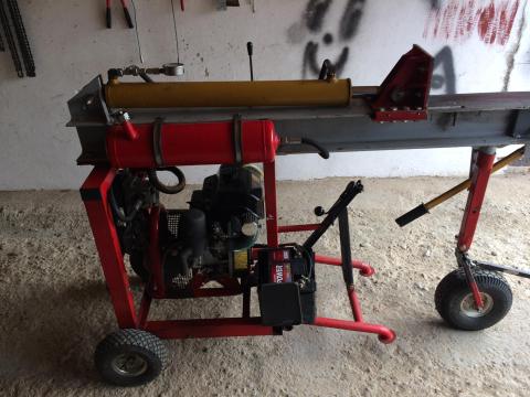 Eladó 5 lóerős motorral szerelt hasítógép Eladó 5 lóerős motorral szerelt hasítógép