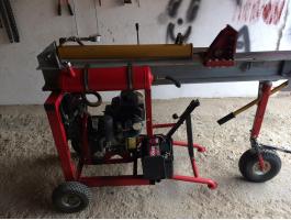 Eladó 5 lóerős motorral szerelt hasítógép