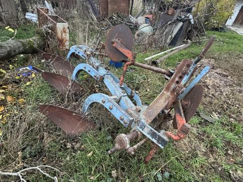 Eladó 3-as és 2-es eke, valamint jó állapotú talajmaró