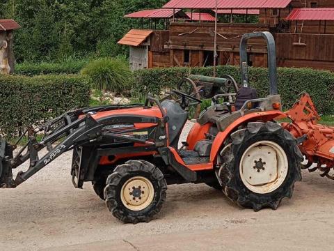 Kubota GB200 japán kistraktor eladó kevés üzemórával, homlokrakódóval, szárzúzóval Kubota GB200 japán kistraktor eladó kevés üzemórával, homlokrakódóval, szárzúzóval