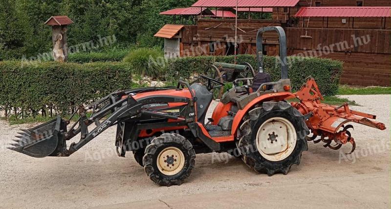 Kubota GB200 japán kistraktor eladó kevés üzemórával,  homlokrakódóval,  szárzúzóval