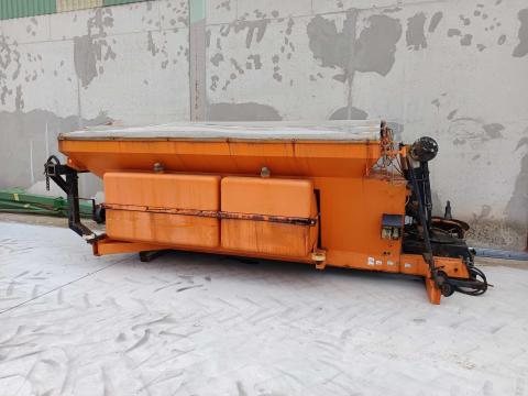 Műtrágya szóró, mészpor szóró.