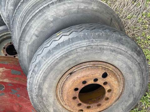 8,25-15 8.25x15 használt gumiabroncs eladó