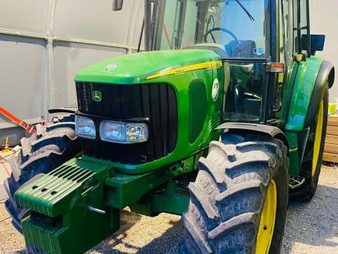 John Deere 6120 traktor,  90 LE,  4 henger,  4500 ccm,  5200 üzemóra,  homlokrakodóval