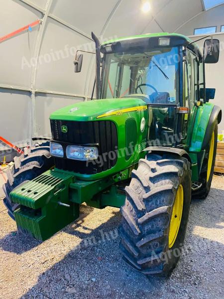 John Deere 6120 traktor,  90 LE,  4 henger,  4500 ccm,  5200 üzemóra,  homlokrakodóval