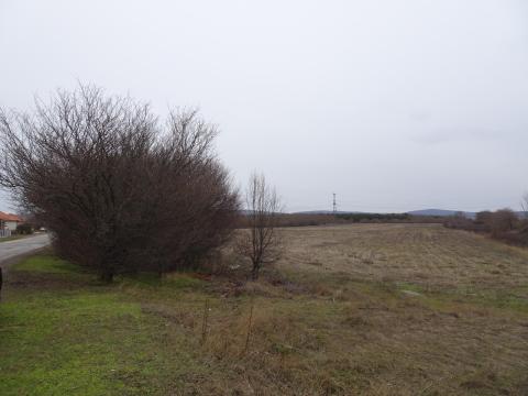 VESZPRÉMBEN – REMEK ELHELYEZKEDÉSSEL – ELADÓ BELTERÜLETTEL HATÁROS SZÁNTÓ