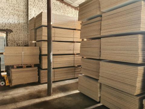 Újrafelhasznált préselt laminált csúszásmentesített fa lemezek - több méretben,  azonnal elérhető