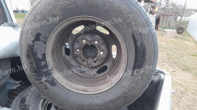 Nyári gumi jó állapotban felnivel eladó
