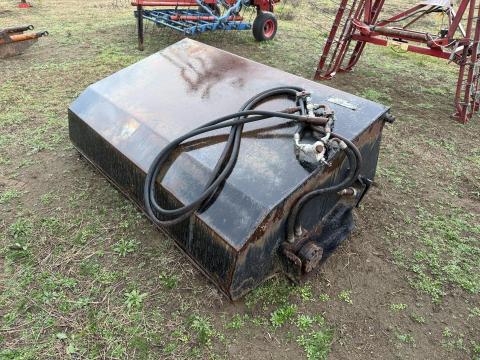 WHITES Broom Bucket seprőgép adapter csúszókormányzású rakodóhoz WHITES Broom Bucket seprőgép adapter csúszókormányzású rakodóhoz