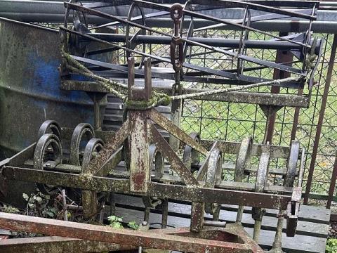 Kombinátor rögtörővel