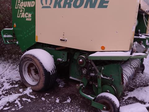 Eladó Krone bálázó, fix kamrás, hálós kötözéssel