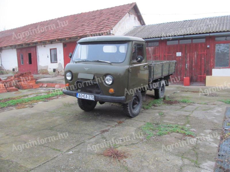 UAZ platós 4x4 lassújármű, 2030-ig érvényes műszakival, gyári benzines motorral