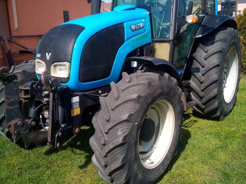 Valtra traktor eladó.