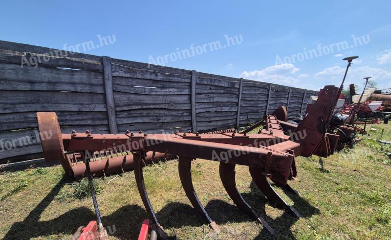 IH 9 késes altalajlazító szántáselmunkáló hengerrel eladó