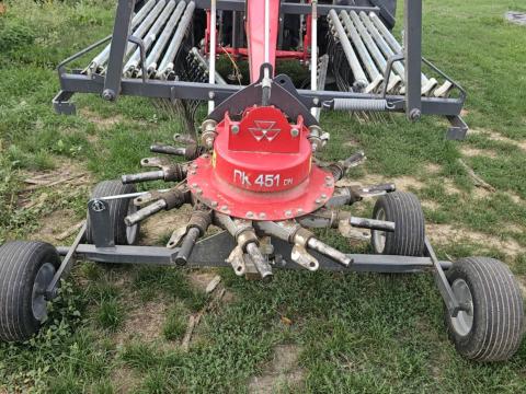 Eladó használt,  szép állapotban lévő Massey Ferguson RK 451 DN professzionális rendsodró - megbízható teljesítmény