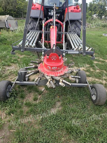 Eladó használt,  szép állapotban lévő Massey Ferguson RK 451 DN professzionális rendsodró - megbízható teljesítmény