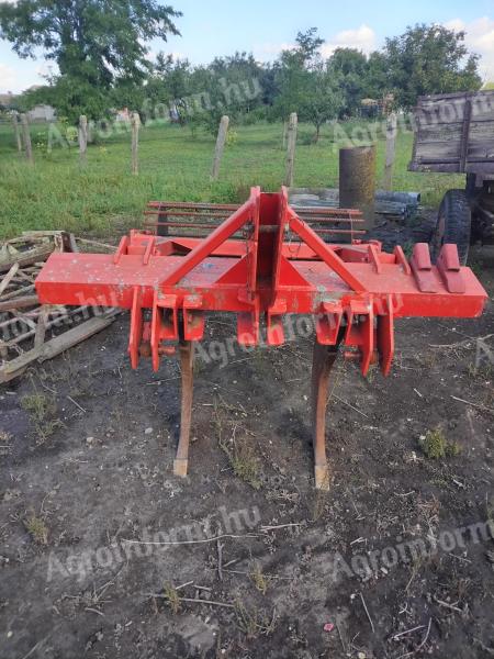 Kétkéses középmélytalajlazító,  törőhengerrel