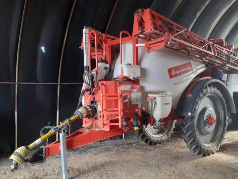 500 üzemórás, újszerű Agromehanika 3000 EN HP vontatott szántóföldi permetező eladó