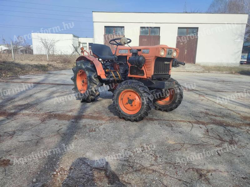 Kubota B7001 japán kistraktor eszközökkel