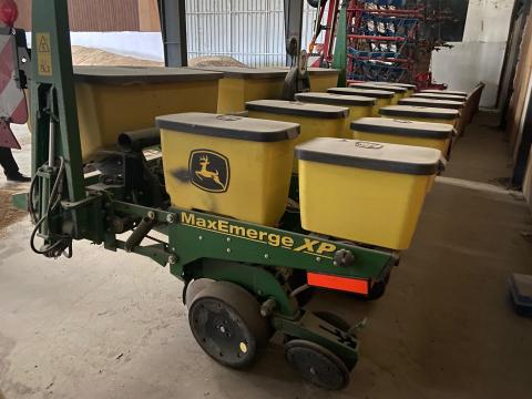 John Deere 1750 6 soros szemenkénti vontatott vetőgép
