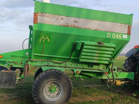 Eladó vontatott GÜSTROWER D 046 műtrágya-, mész- és kőpor szóró munkagép