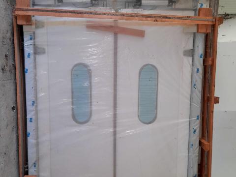 Hőszigetelt hűtőkamra nyílóajtó,  tolóajtó