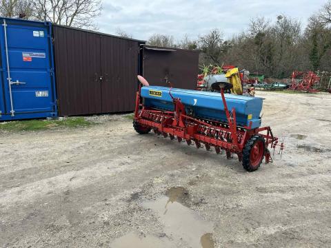 Isaria 6000/3m gabonavetőgép eladó gyári állapotban Isaria 6000/3m gabonavetőgép eladó gyári állapotban