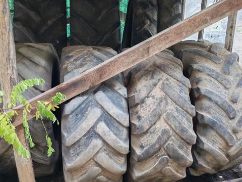 Kombájn,  pótkocsi,  permetező,  rakodógép gumiabroncsok eladók