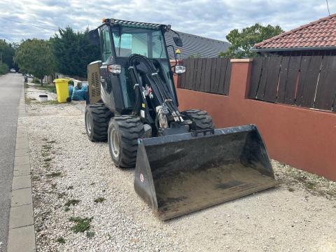 Eladó Mangusta M75 derékcsuklós rakodógép raklapvillával és kanállal Eladó Mangusta M75 derékcsuklós rakodógép raklapvillával és kanállal