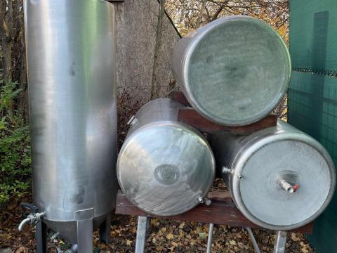 Saválló tartályok eladók – 330 l és 500 l kapacitással