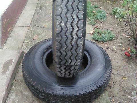 Eladó 11.00x20 és 10.00x20 gumiabroncsok