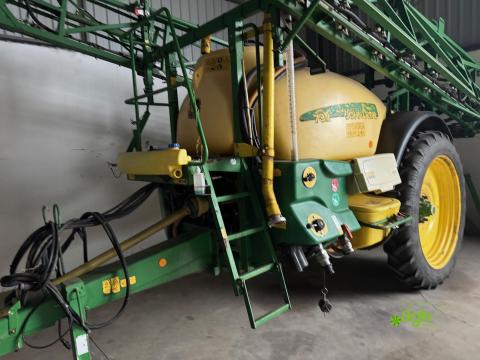 John Deere 732 vontatott permetező 24 m kerettel, 3200 literes tartállyal