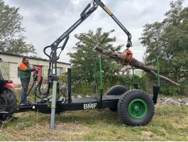 Erdészeti pótkocsi Farma C46 daruval, svéd kiközelítő hajtással