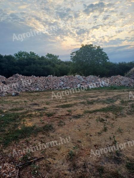 Bontott kisméretű tégla ingyen elvihető