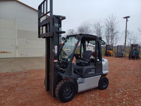 Nissan 3,2 t targonca eladó