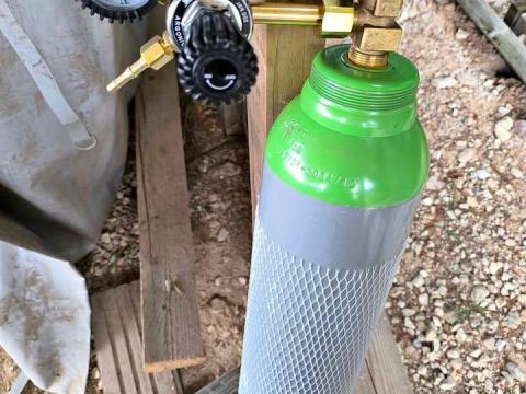 Eladó CO palack Corgon kevert gázzal, vas és rozsdamentes anyag hegesztéséhez, 200 bárral töltve