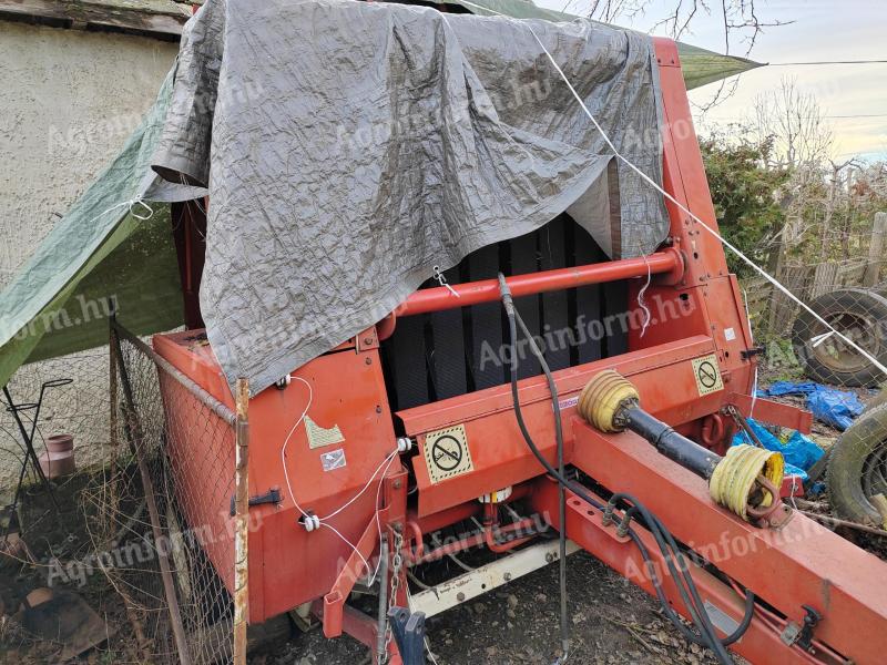 Hesston M1300 eladó körbálázó madzagos kötözéssel