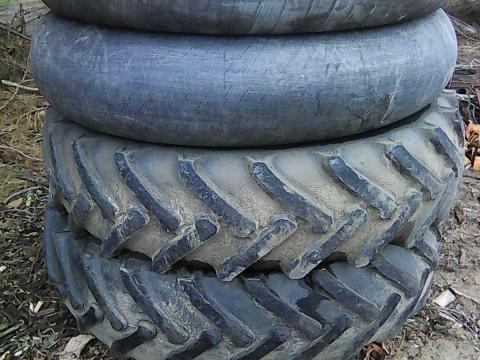 16,9 R 38 MTZ gumiabroncs eladó, 2 db belső gumival